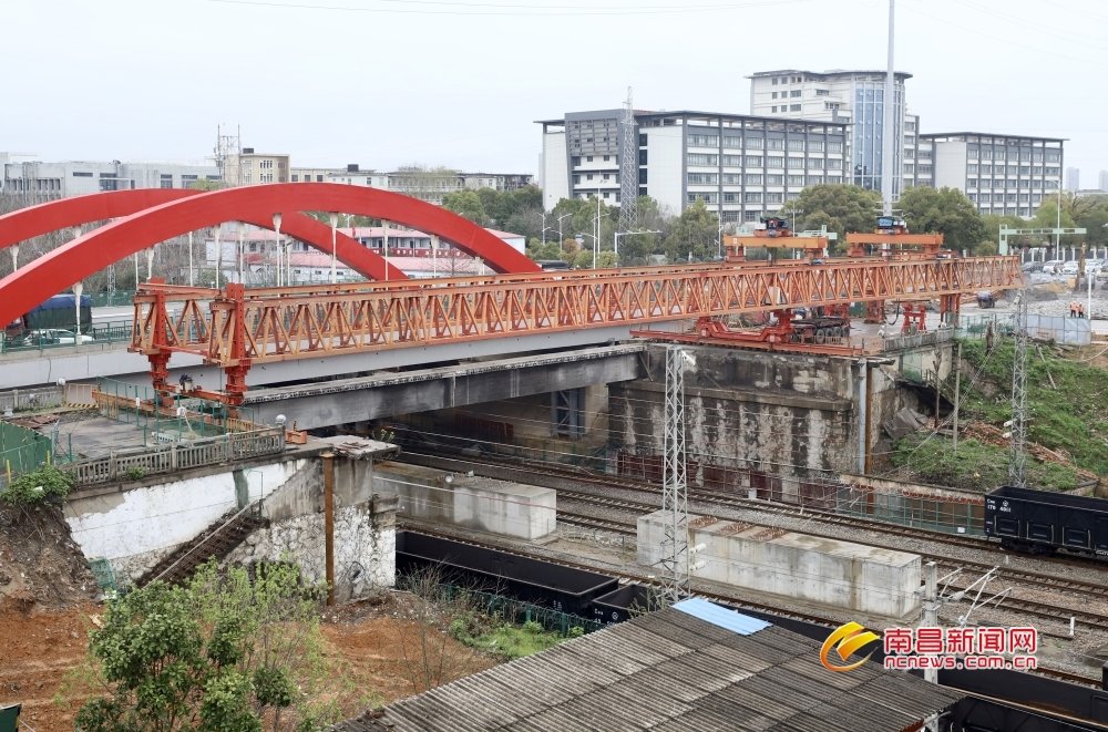 南昌双港大街上跨昌北站立交桥改造工程完成老桥桥面拆除施工