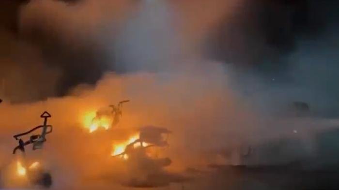 男子私拉电线给电动车充电，起火烧毁一排电动车