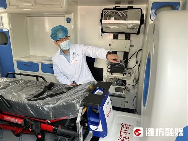 潍坊市人民医院卒中中心副主任医师庄甲军展示5G+智慧卒中救护车内部构造