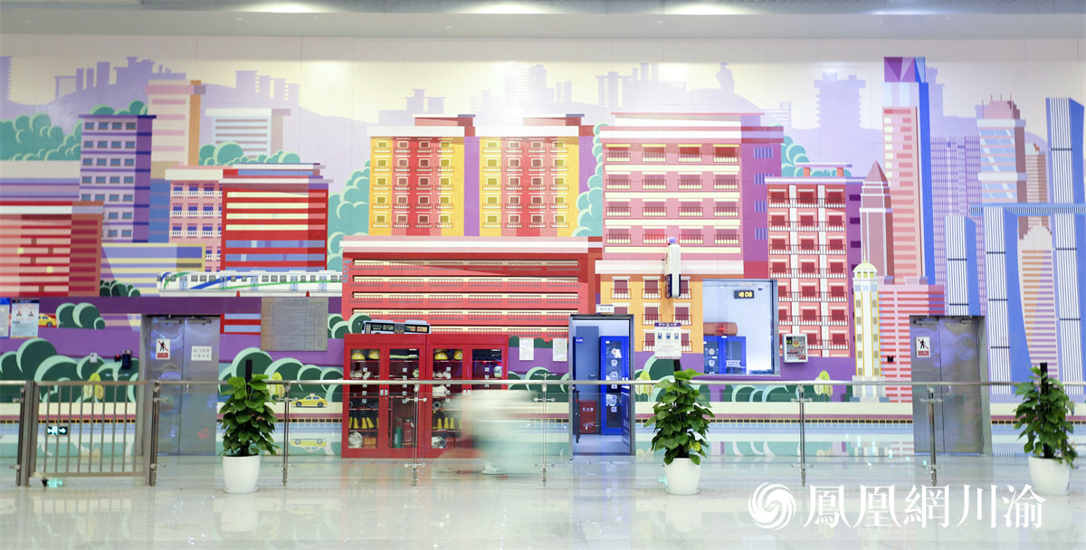 ▲站厅内装饰的重庆地标元素壁画