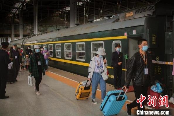 旅客乘坐“环西部火车游”港珠澳旅游专列。 叶苏宁 摄