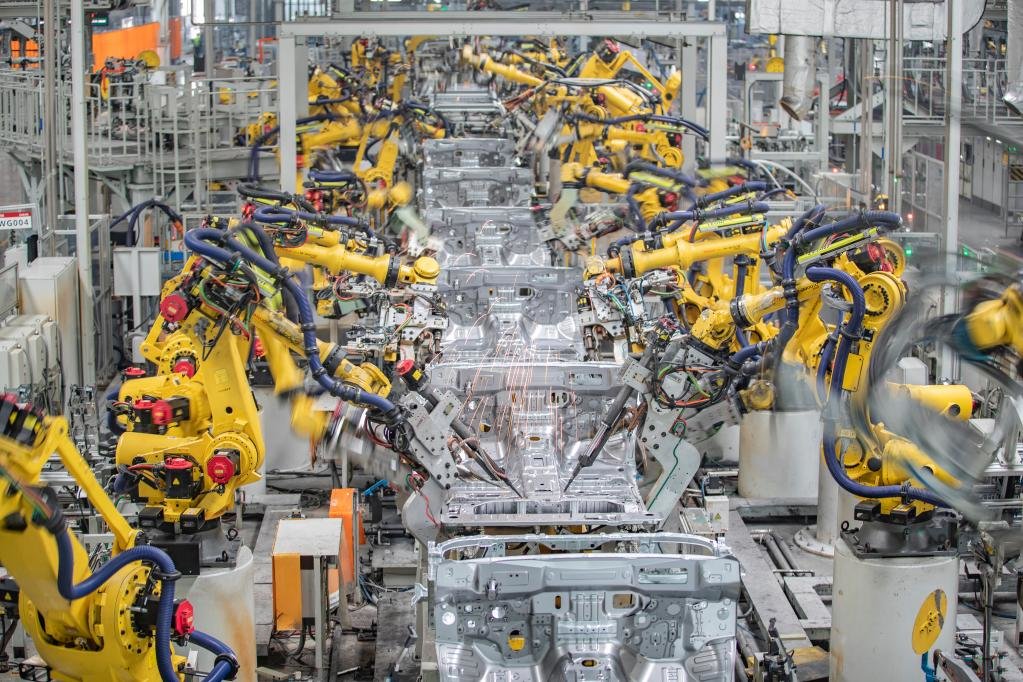 在长城汽车重庆永川生产基地焊装车间，智能化焊接机器人在进行焊接作业。新华社记者 黄伟 摄