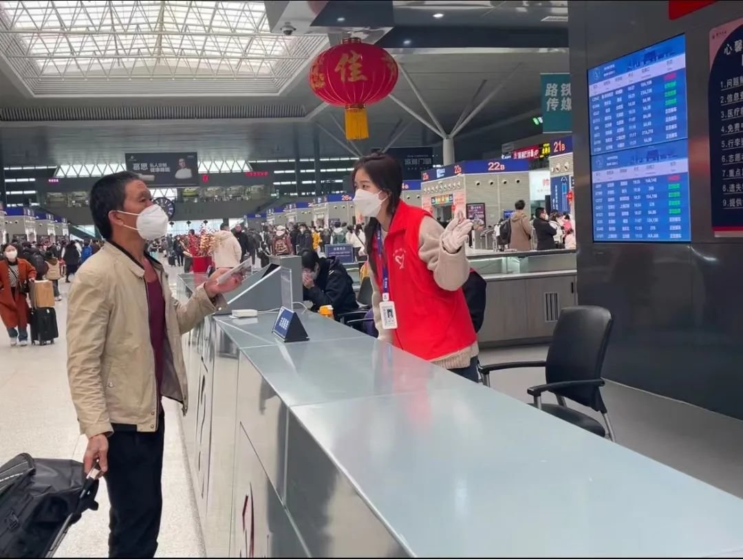 “越团结豫有力”主题教育实践活动中,河南学子纷纷投身志愿服务,在家乡的热土上书写新时代青春担当