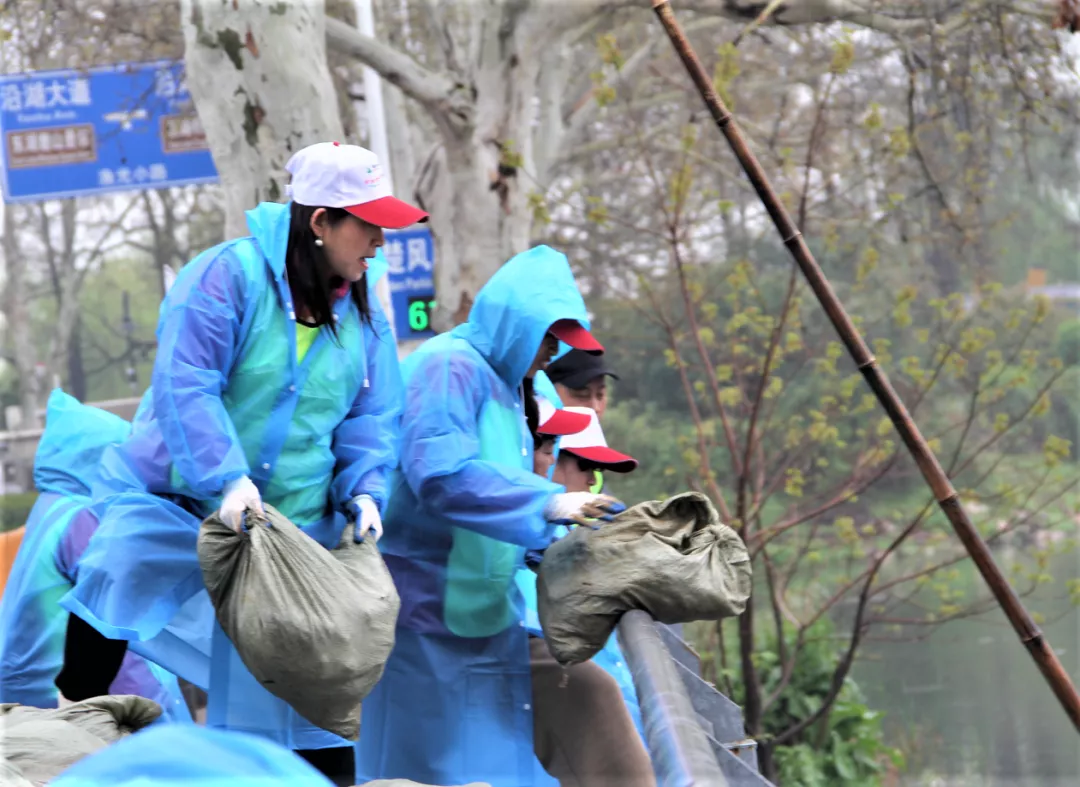 世界水日：武汉环保志愿者为东湖美颜