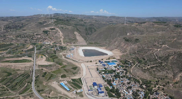 甘肃省定西市通渭县，建成投用不久的王家河水厂坐落在山谷间。受访者供图