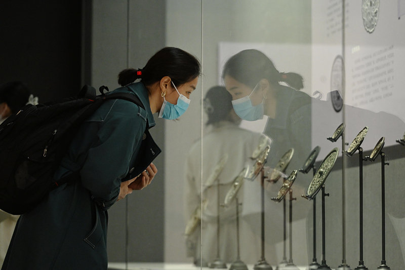 3月21日，石家庄市民在河北博物院举办的“镜&middot;相——中国古代铜镜展”现场参观。新华社发（陈其保摄）