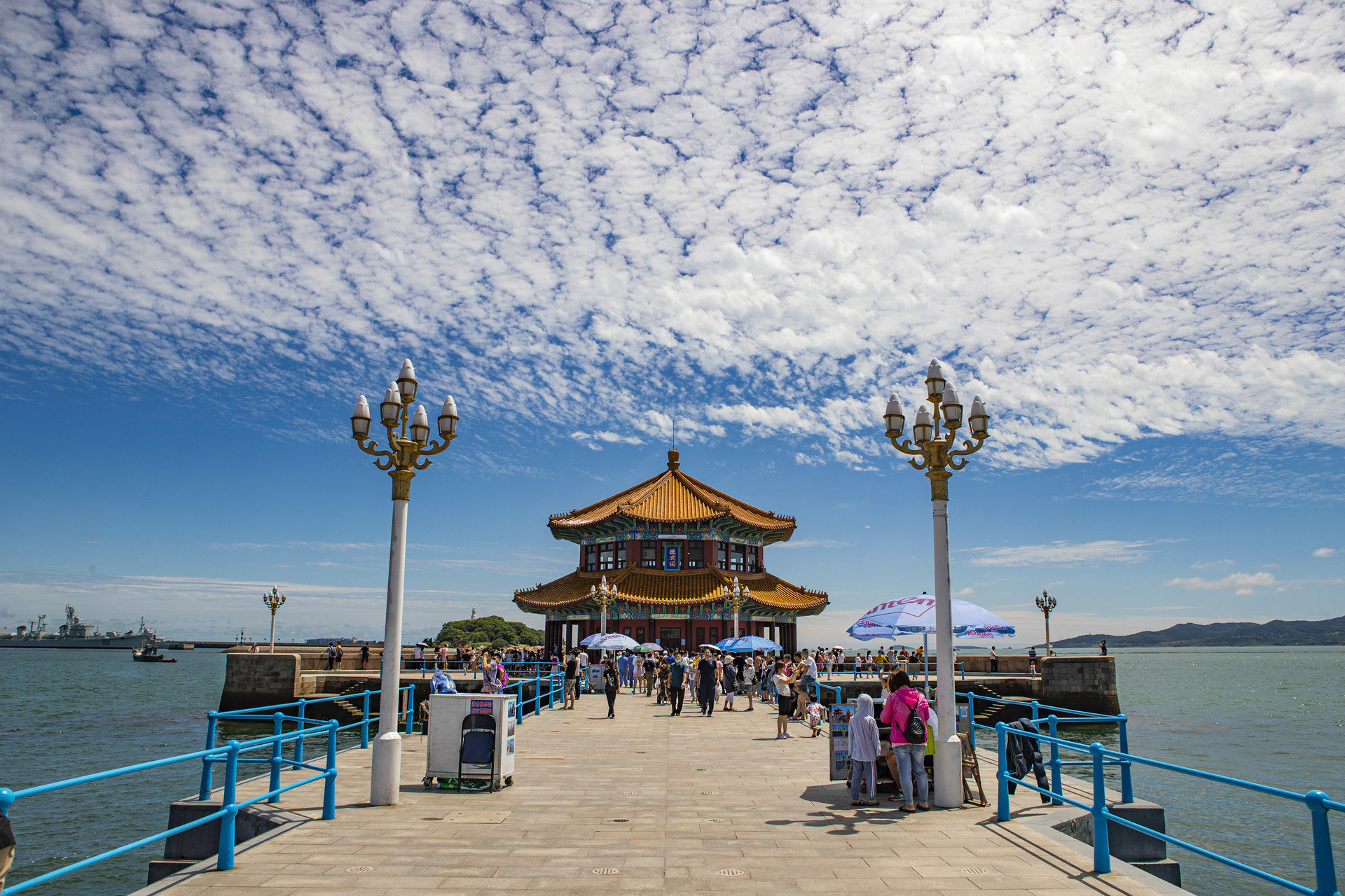 游人摩肩接踵 青岛旅游市场开启“狂飙”模式