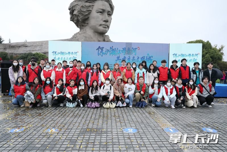 长沙市“河小青”志愿者合影。 均为长沙晚报通讯员李林俊摄