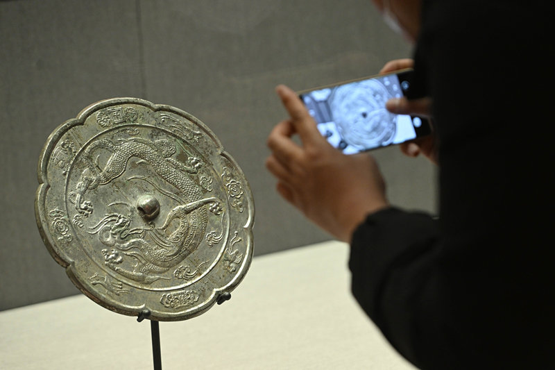 3月21日，石家庄市民在河北博物院举办的“镜&middot;相——中国古代铜镜展”现场参观拍照。