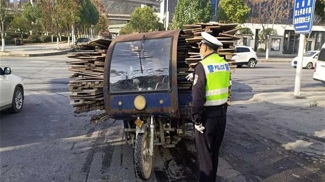 三轮<em>摩托车</em>变身“巨无霸”，保康交警当街拦下消除隐患