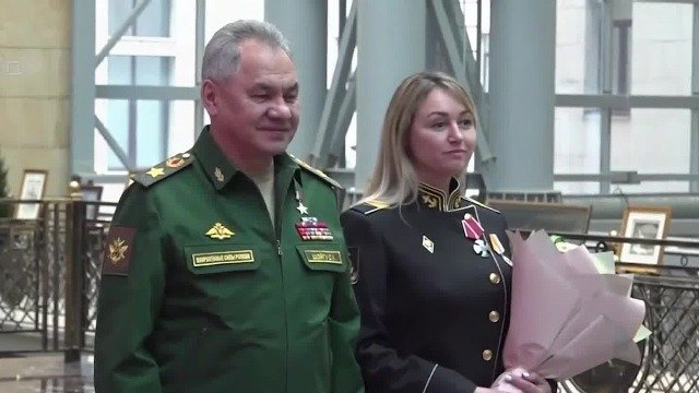 俄防长向击落无人机的女兵颁发勇气勋章