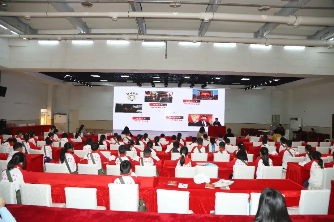 同学们聚精会神地聆听宣讲