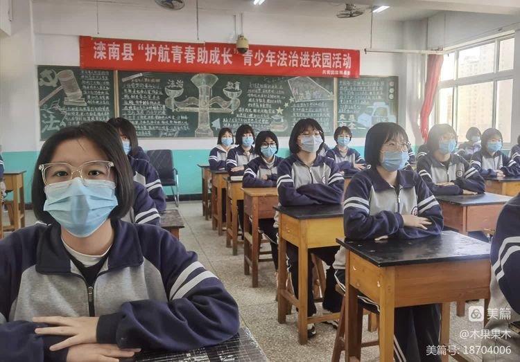 (学生们专心致致听课)