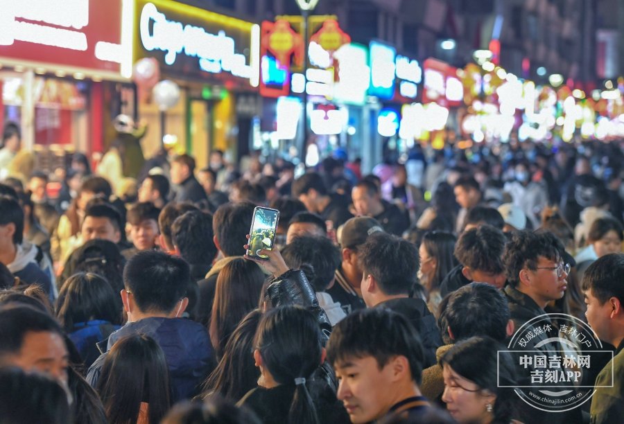 夜市人气渐旺，渐浓的“烟火气”让整座城市焕发了全新活力。