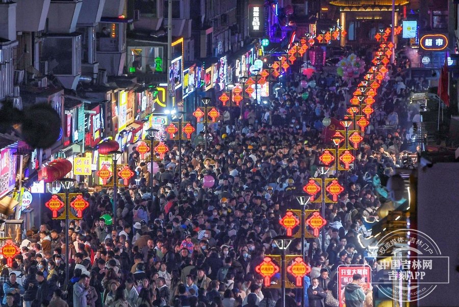 长春市老牌夜市——桂林路商圈周末迎来了火爆的高人气。