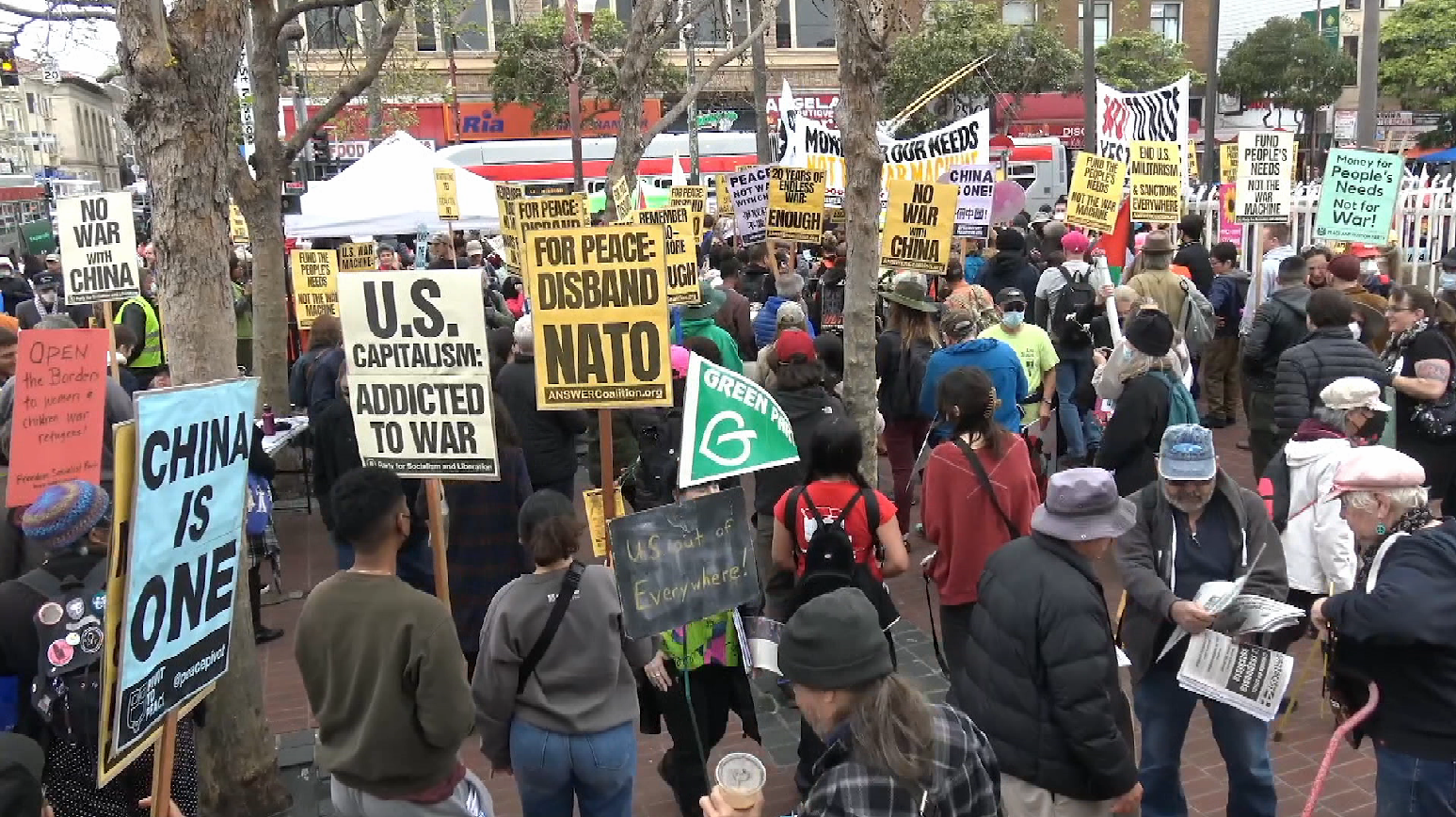 美国：反战人士举行集会