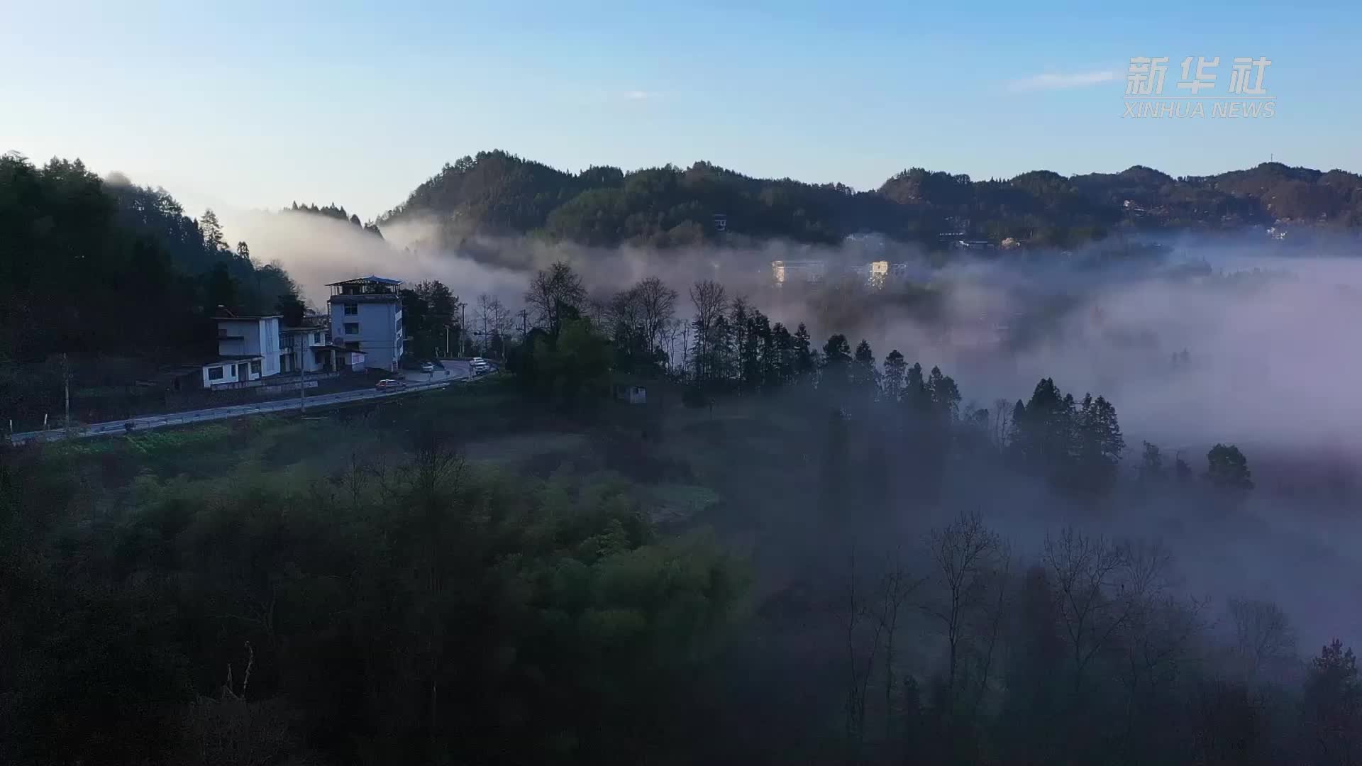 湖北咸丰：春日云雾流淌似水墨仙境