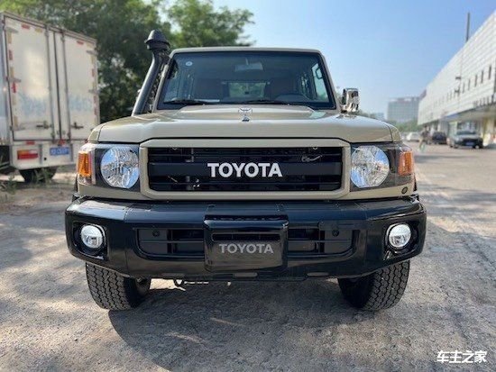 储物箱 副驾驶大座椅 真皮座椅 前后差速锁 中央差速器 toyota中网