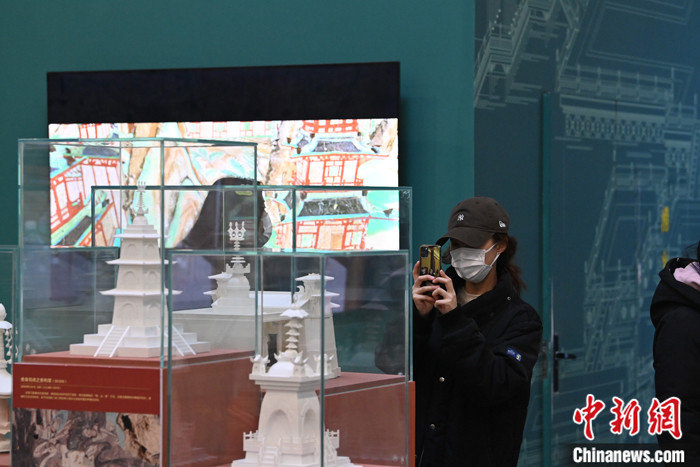 图为3月3日，市民参观敦煌艺术馆参观展出的3D打印建筑模型。中新社记者 九美旦增 摄