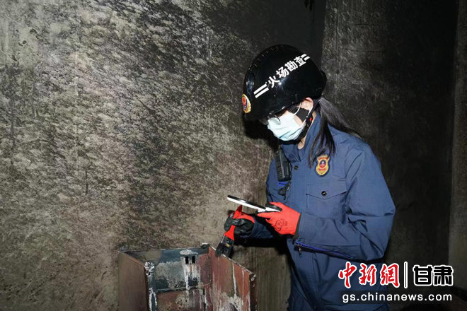 图为兰州新区消防救援支队火灾调查员王璐瑶在进行火灾调查