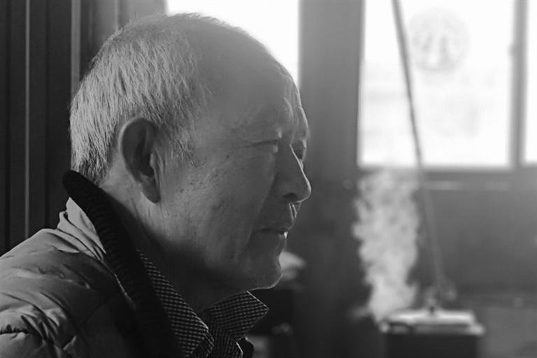 毛志英眼睛不大却很有神，面庞上满是岁月留下的痕迹，虽已满头银丝，却依旧红光满面。新甘肃&middot;甘肃农民报记者 杨万明 摄