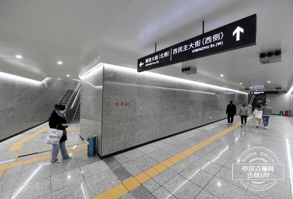 图为通往吉大一院的地下通道