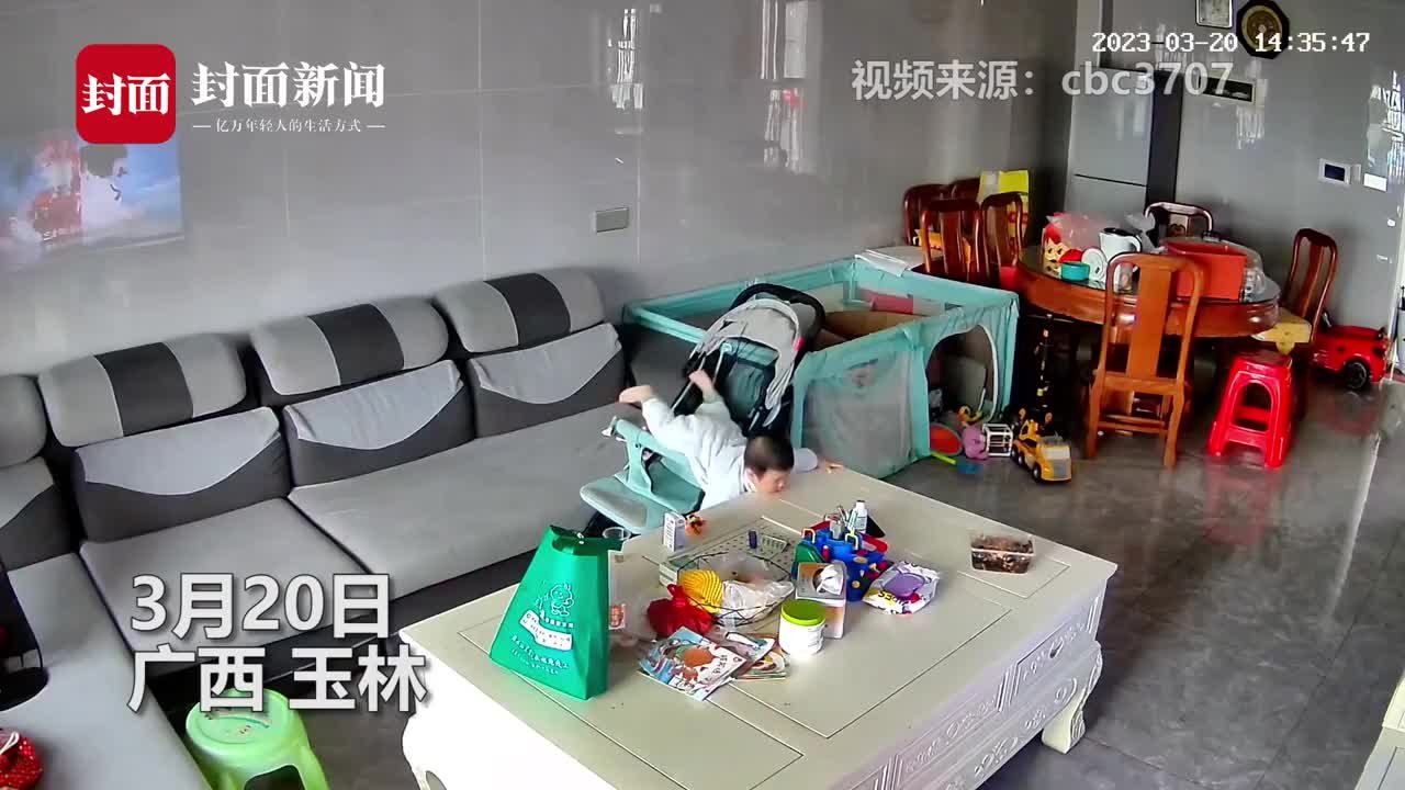 惊险！监控拍下男婴摔倒瞬间爸爸飞奔接住：以后多加看管