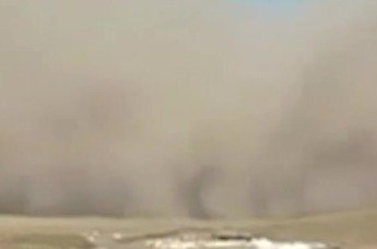 甘肃一地遭沙尘暴袭击 百米“沙墙”吞没房屋