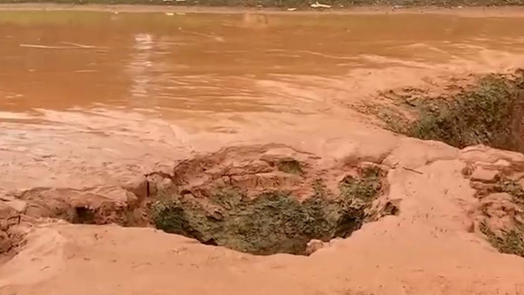 南宁一鱼塘惊现4个大坑，数百斤鱼随着塘水全部消失