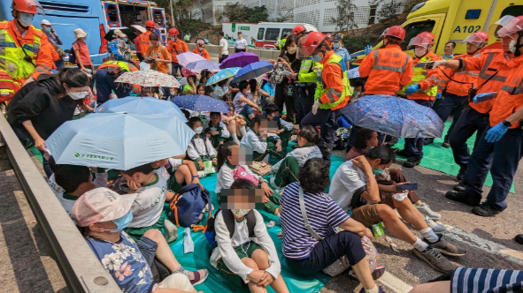 香港5车连环相撞已致87伤，其中4辆满载春游小学生和老人