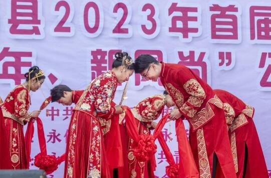 九江永修县举办首届公益集体婚礼