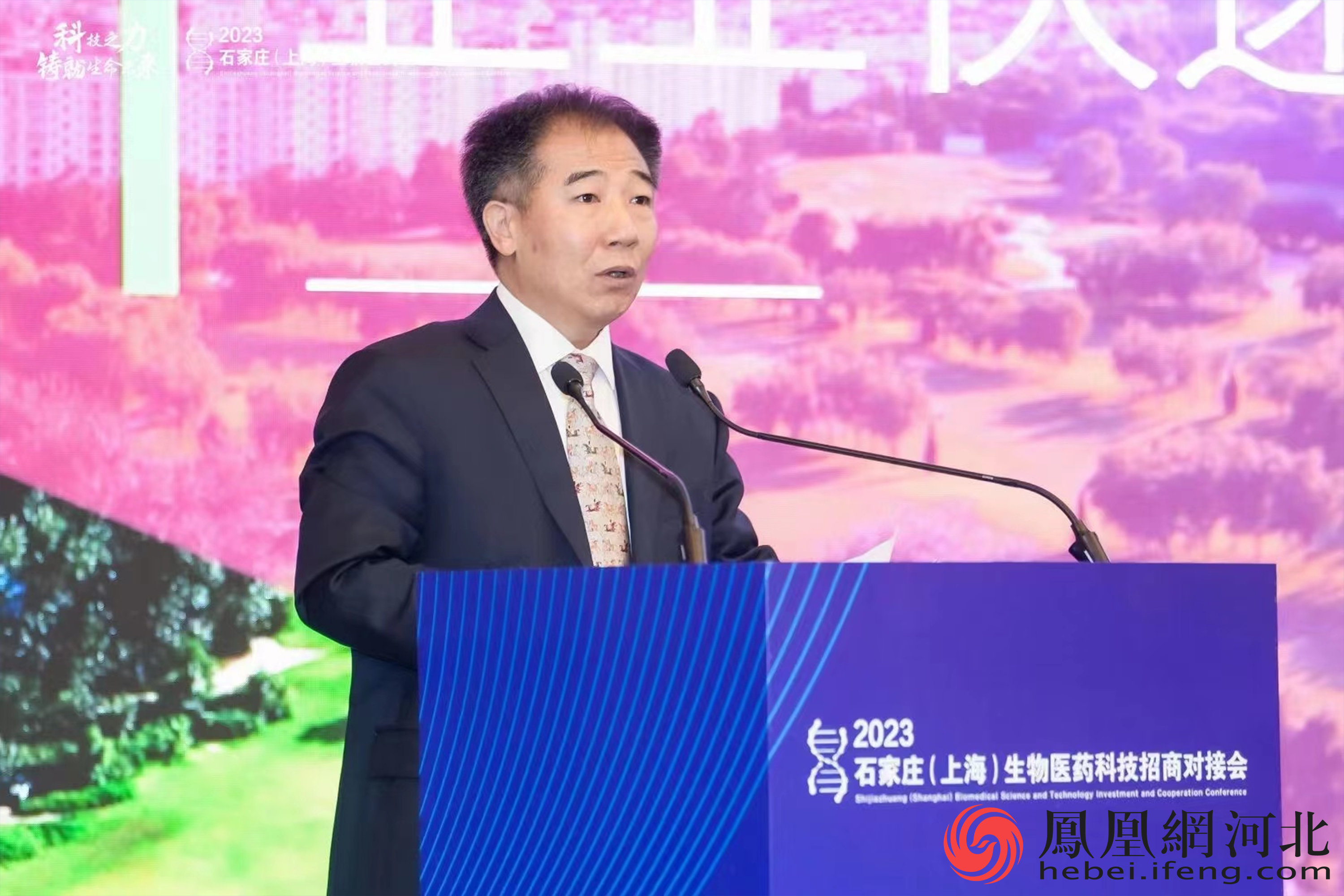 石家庄市人民政府副市长李为军做石家庄生物医药产业创新支持政策推介。