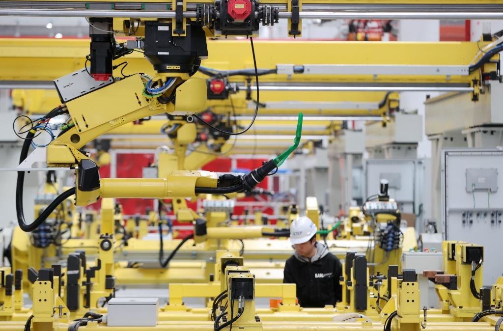 浙江省德清县雷甸镇一家高空作业机械生产企业“未来工厂”车间，工人在调试智能化生产线。新华社发