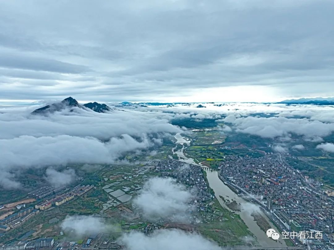 航拍铅山雨后美景 云雾缭绕入画来（图）