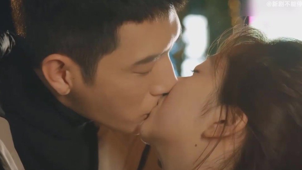 井柏然谭松韵激情吻戏 大庭广众下亲出来一个戒指_凤凰网视频_凤凰网