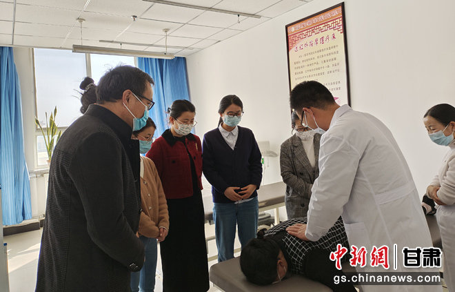 图为临夏县村民体验中医按摩 临夏县委宣传部供图