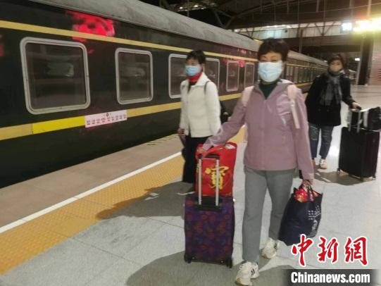 宁夏境内开行今年首趟“环西部火车游”港珠澳旅游专列