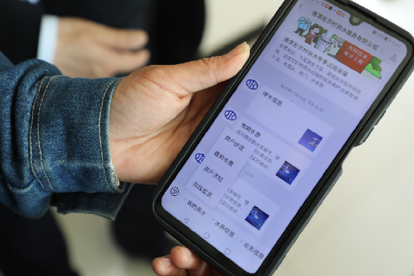 甘肃省定西市通渭县襄南镇农村供水管理站工作人员在现场演示通渭县农村供水服务公众号的相关功能 新华每日电讯记者 多蕾 摄