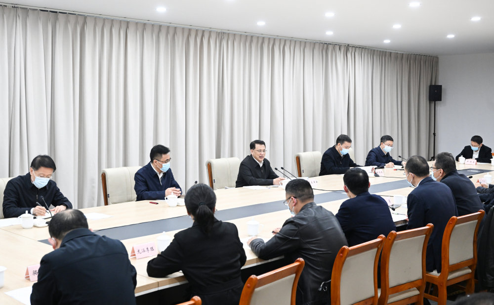 调研中，重庆市委书记袁家军主持召开企业座谈会。苏思 摄