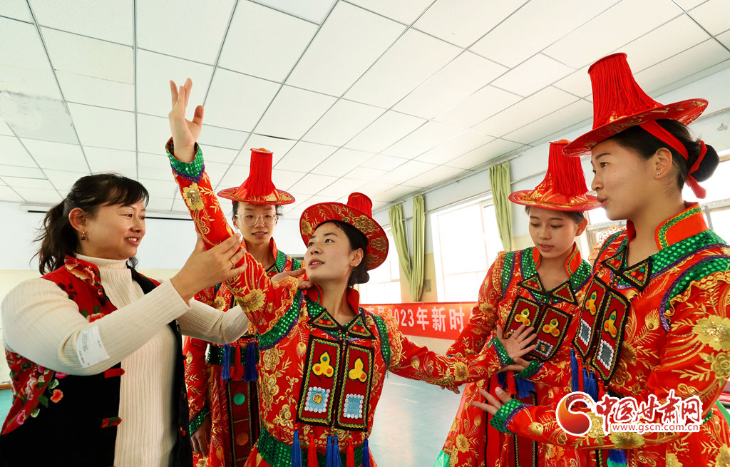 3月21日，肃南裕固族自治县职教中心非遗传承人走进课堂，向校园内的学生们传授裕固族服饰制作、裕固族舞蹈、裕固族原生态民歌演唱等非遗项目。