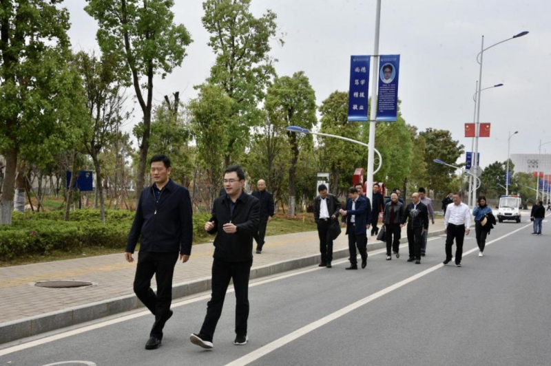 赣州市人大常委会副主任余学明一行到赣州职业技术学院开展专题调研