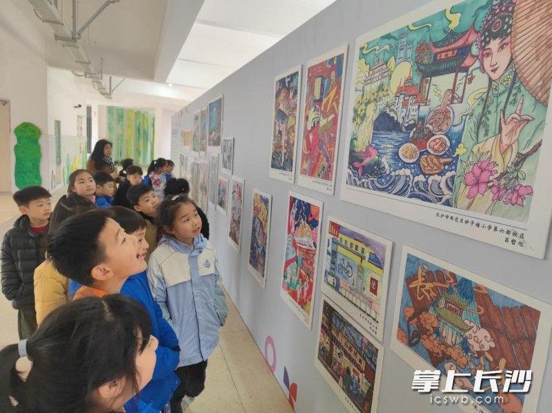 “媒体艺术进校园”创作大赛作品展引发孩子们热烈讨论。  均为学校供图