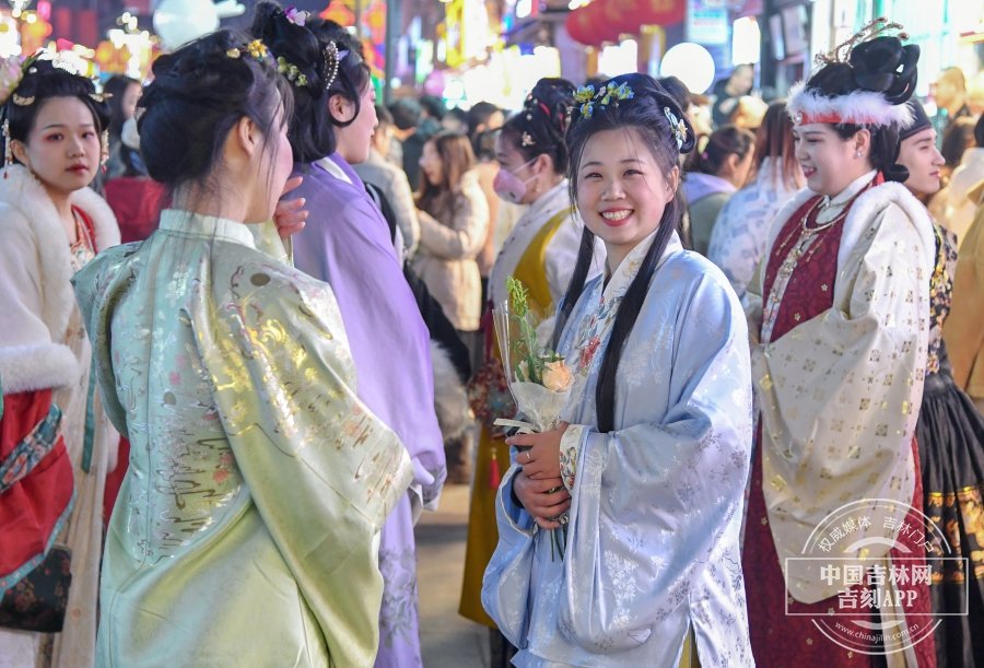 传统服饰亮相夜市街头。