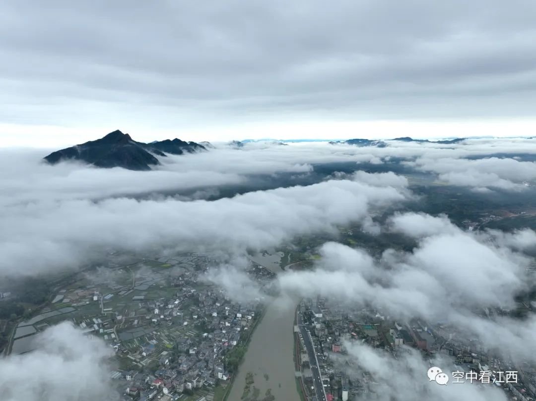 航拍铅山雨后美景 云雾缭绕入画来（图）