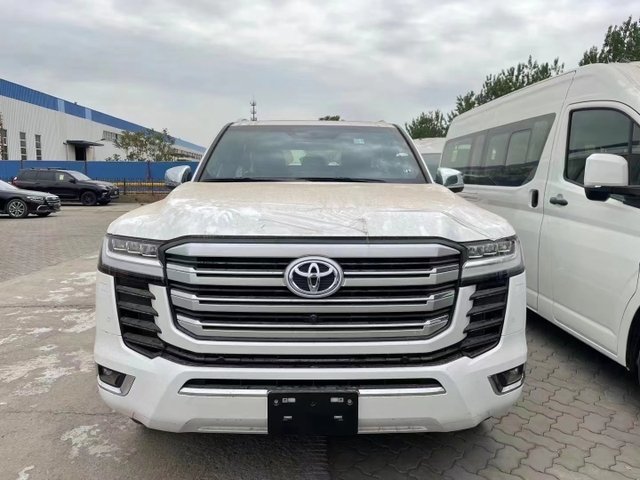 2022款丰田酷路泽lc300柴油版即将现车