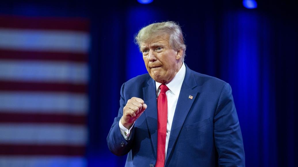 消息人士称特朗普希望被捕时能戴上手铐