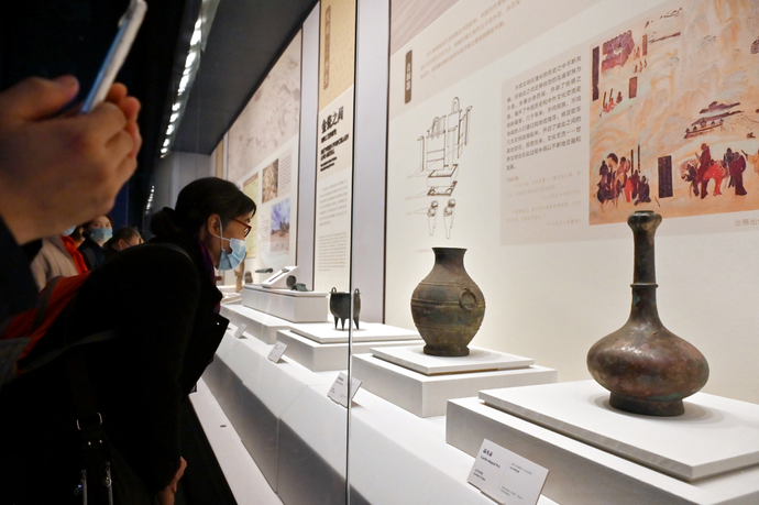 近日，“大河文明展”在郑州博物馆新馆举行，吸引众多市民观赏 本报记者 李焱 摄