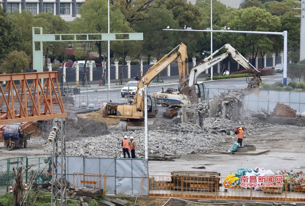 南昌双港大街上跨昌北站立交桥改造工程完成老桥桥面拆除施工