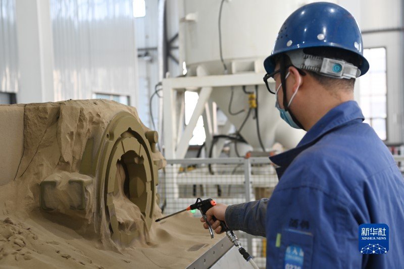 3月6日，在西部重工公司3D打印智能铸造工厂，工作人员正在清理刚刚完成的3D打印砂型铸件。新华社记者 范培珅 摄