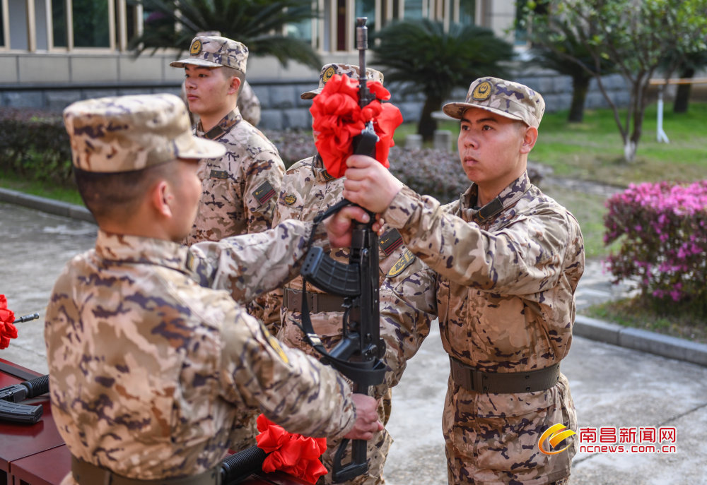 武警江西总队南昌支队：新兵授枪（图）